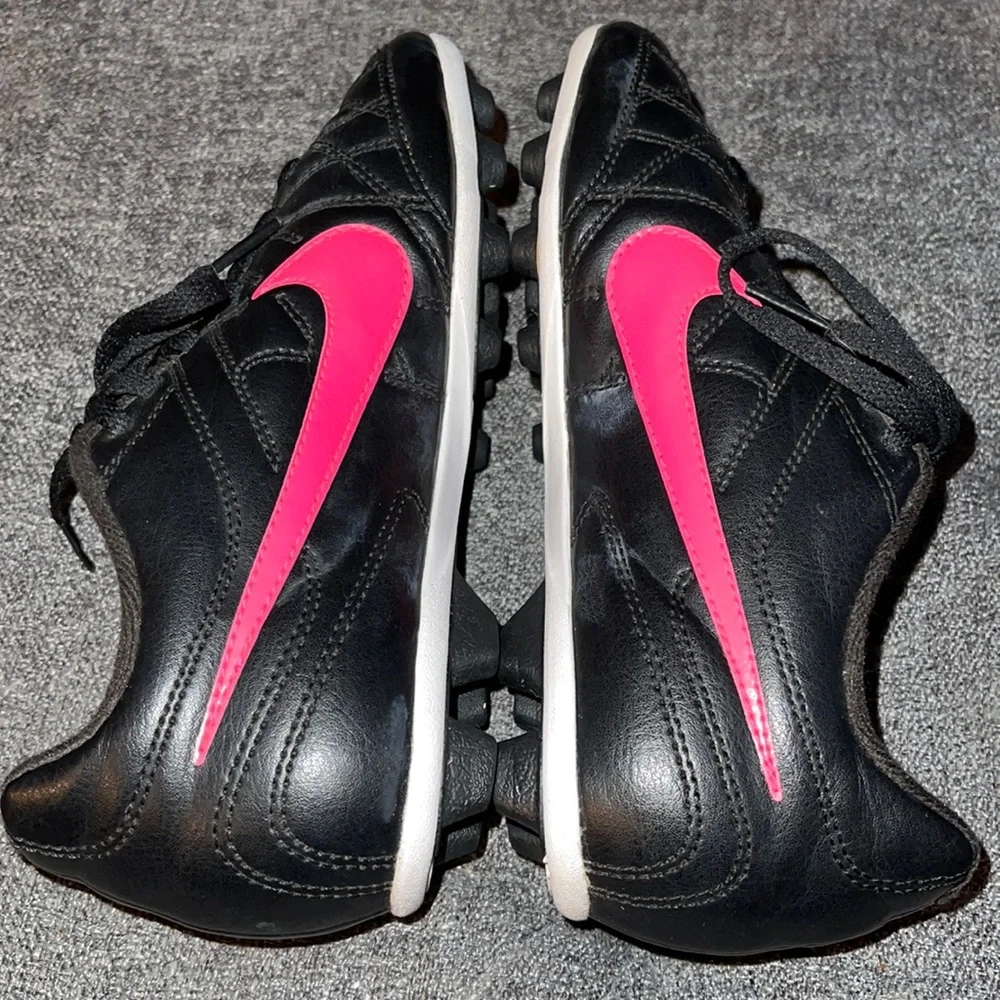 Youth Nike sz 2.5 Soccer Cleats Black & Pink